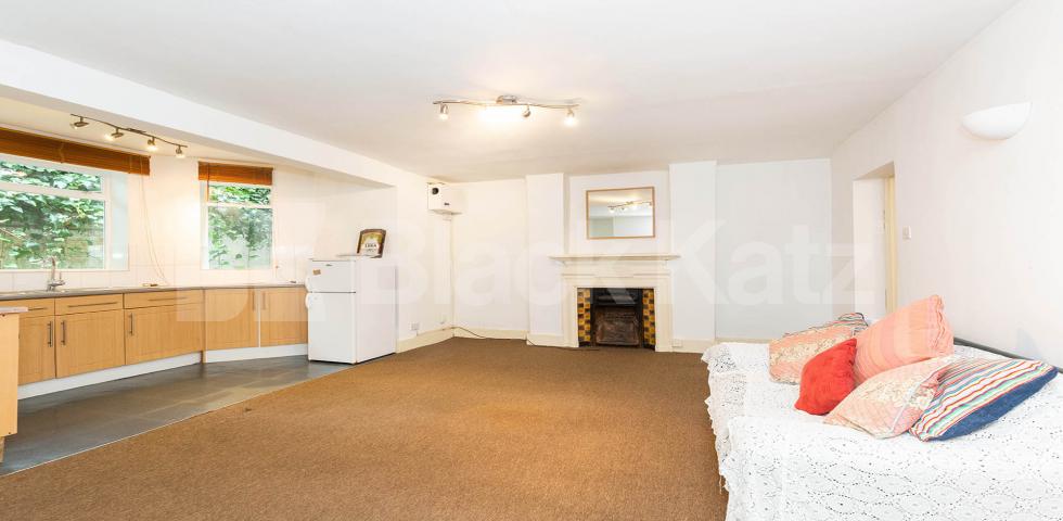 			FANTASTIC SPACIOUS GARDEN FLAT, 1 Bedroom, 1 bath, 1 reception Flat			 Stapleton Hall Road, FINSBURY PARK-STROUD GREEN